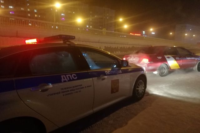 В Новом Уренгое автоинспекторы проверили работу таксистов