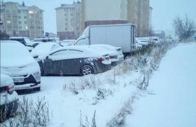 В соцсетях обсуждают заваленный снегом Салехард. «Зима подкралась незаметно»