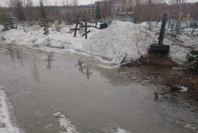 На Ямале затопило городское кладбище