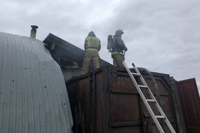 В промышленной зоне Ноябрьска пожар в пристрое грозил уничтожить арочное помещение
