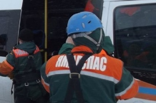 На Ямале спасатели ищут мужчину, который мог утонуть, упав с плашкоута