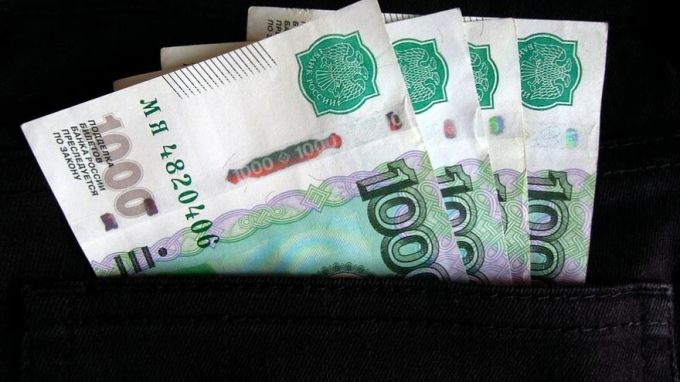 Зарплату, выпадающую на майские праздники, должны начислить заранее