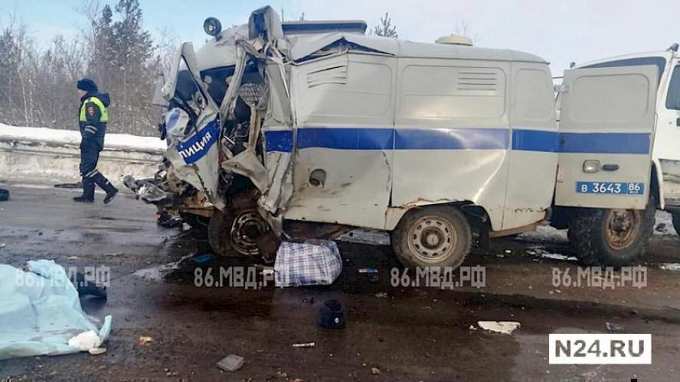 Двое полицейских погибли в жуткой аварии на трассе в Югре