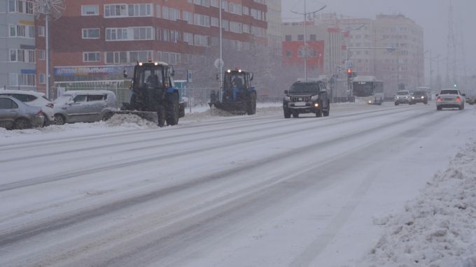 В Новом Уренгое устраняют последствия сильного снегопада