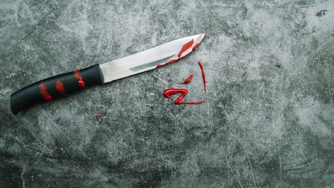 Кровавое застолье: на Ямале мужчина едва не зарезал квартиранта