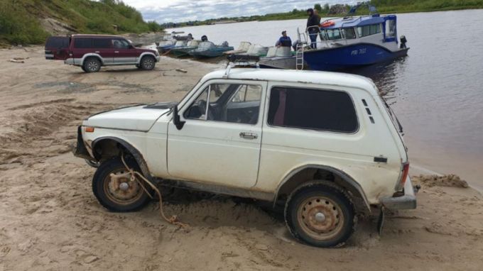 В Надымском районе мужчина утонул вместе с автомобилем