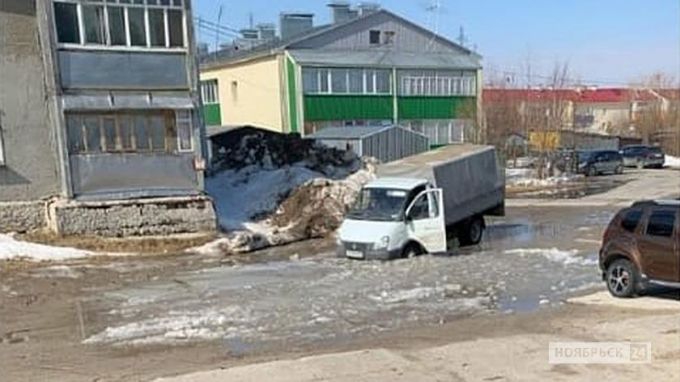 В Ноябрьске грузовик не смог выбраться из огромной лужи