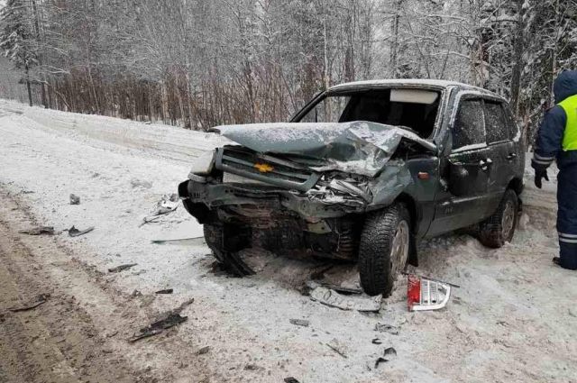 На ямальской трассе водитель выехал на встречную полосу и попал в ДТП