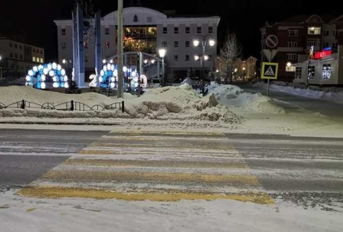 В столице Ямала дорожники завалили снегом пешеходный переход. 