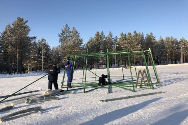 В Ноябрьске приступили к монтажу новогодней елки