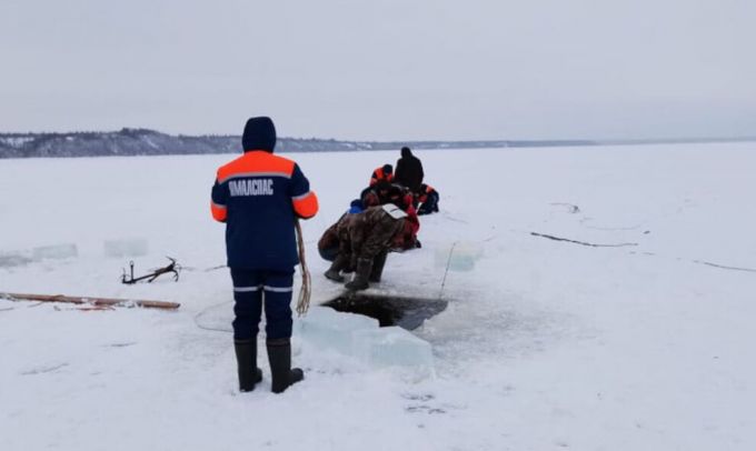 Спасатели ищут провалившегося под лед ямальца в Приуральском районе 