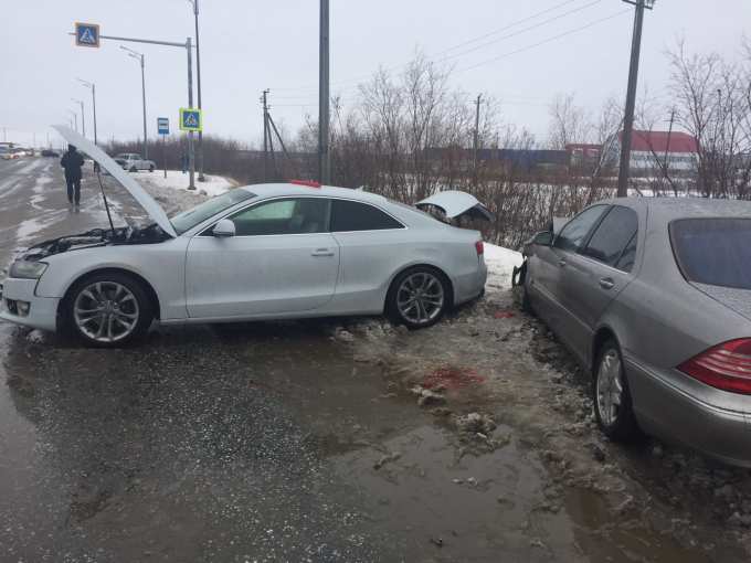 В Новом Уренгое «Мерседес» протаранил два авто на обочине. Три человека госпитализированы
