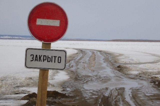 На Ямале «Газель» тайком выехала на закрытую переправу и застряла