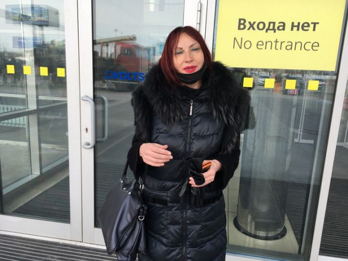 В аэропорту Кольцово полгода живет пассажирка, потерявшая работу. Видео