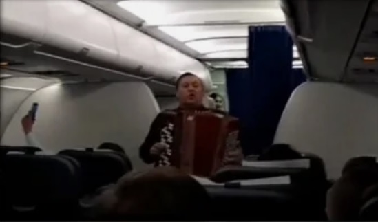 Известный ямальский баянист устроил концерт на борту авиарейса Тюмень — Салехард 