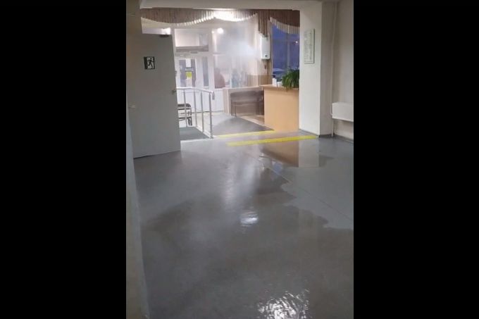 В Ноябрьске кипятком залило холл городской больницы
