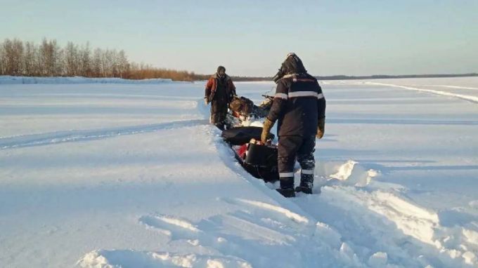В Пуровском районе в сугробах застряли 2 снегохода с ямальцами
