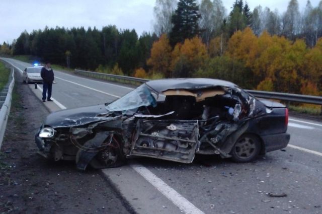 На трассе "Сургут-Салехард" в жуткой аварии погиб водитель иномарки