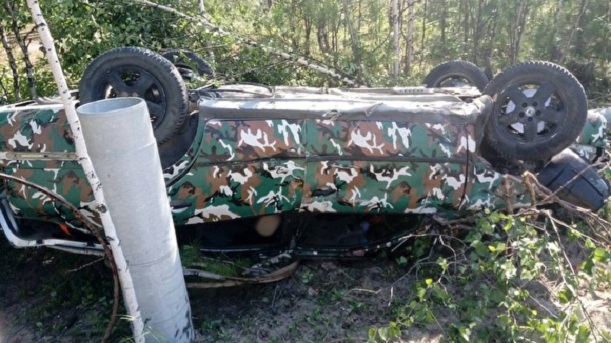 На Ямале пьяный бесправник снес дорожное ограждение и перевернулся