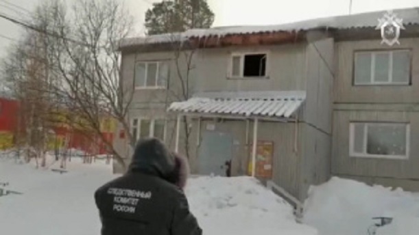 В Губкинском на ямальца упала ледяная глыба