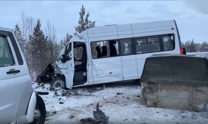 Школьный автобус со студентами колледжа попал в аварию на трассе Сургут – Салехард