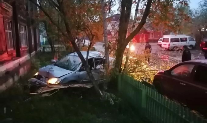 На Ямале пьяный водитель врезался в дом