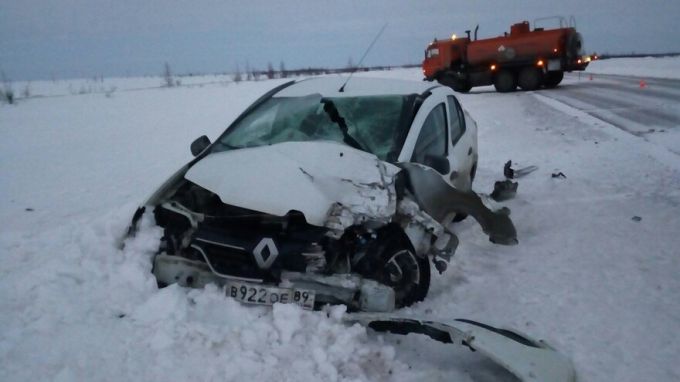 На ямальской трассе легковушка столкнулась с грузовиком: есть пострадавшие