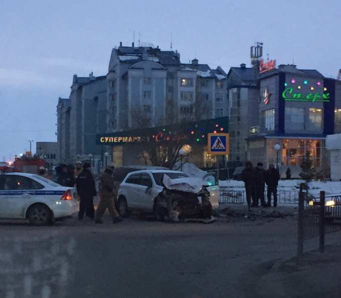 Не поделили перекрёсток. Серьёзное ДТП произошло в Салехарде