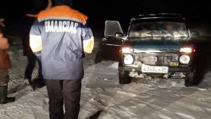 В Ямальском районе спасатели помогли попавшим в снежный плен северянам