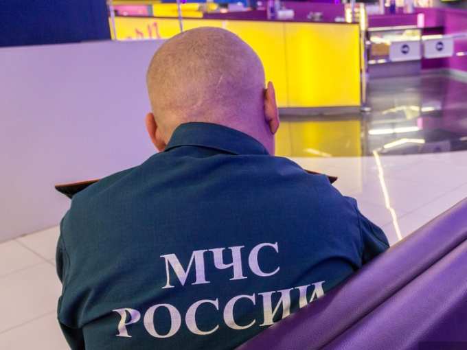 В Салехарде по Комсомольской снегом сломало козырек и перекрыло подъезд