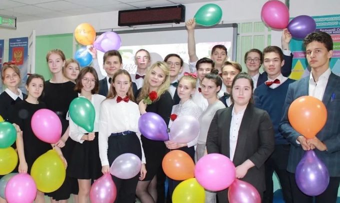 Таркосалинские выпускники назвали первого учителя-супергероя