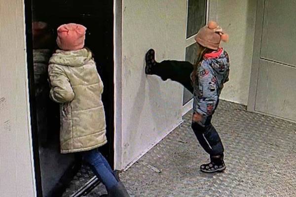«Отношение просто варварское». В Лабытнанги дети добрались до новой остановки