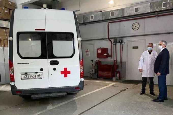 На станции скорой помощи Ноябрьска комплектуют новый внедорожник