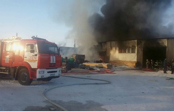 В Новом Уренгое произошел пожар в промзоне: горели торговые ряды