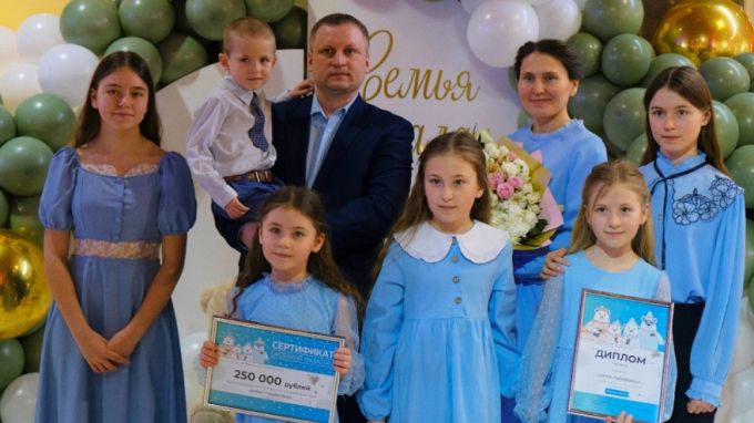 Лучшие семьи ЯНАО получили гранты от губернатора