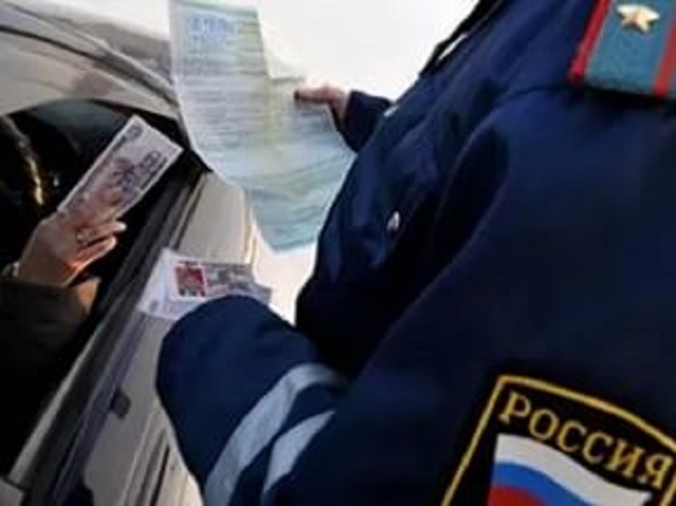 Шестерых ямальских госавтоинспекторов поймали на взятках