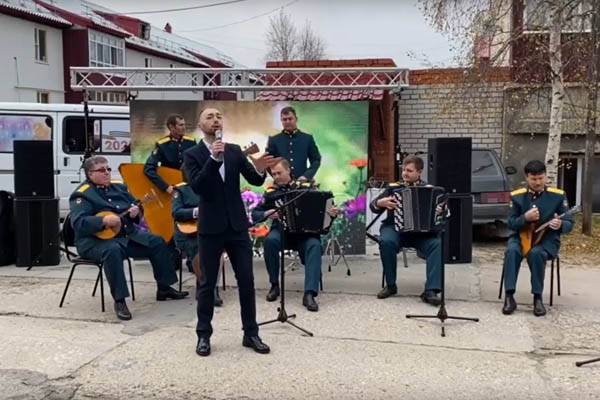 Ветерана войны из Тарко-Сале поздравили концертом под окнами