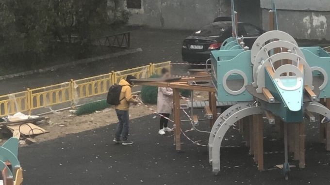 Чиновников накажут за фотосессию на недостроенной детской площадке в Надыме