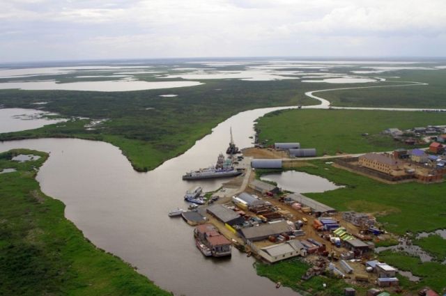 В Яр-Сале мужчина спас мальчика, упавшего с трапа в воду