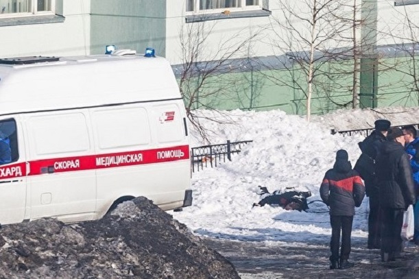 СКР возбудил уголовное дело о гибели альпиниста при чистке снега в ЯНАО