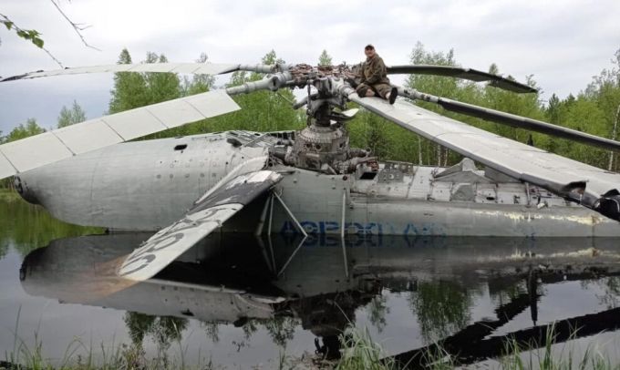 В Пуровском районе туристы нашли вертолет, лежащий в тундре со времен СССР