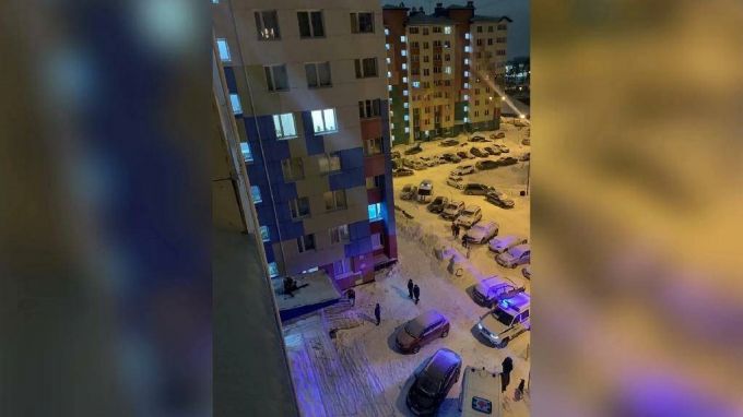 Угрожал родным, что спрыгнет. В Ноябрьске мужчина выпал из окна многоэтажки