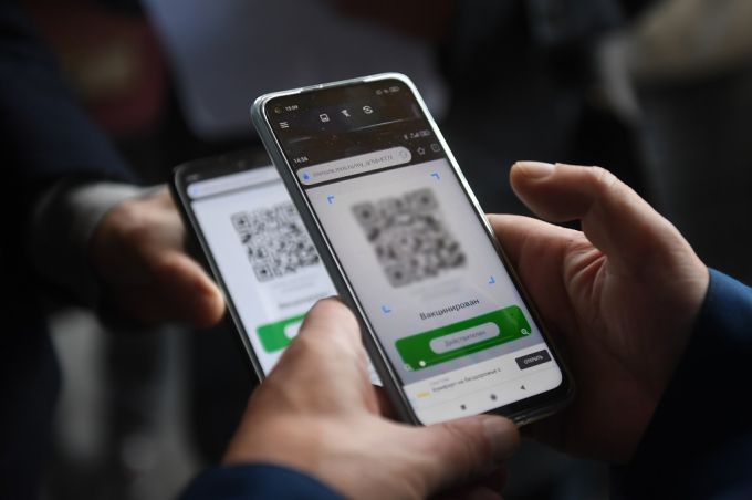 Власти внесут законопроекты о QR-кодах в транспорте, кафе и магазинах