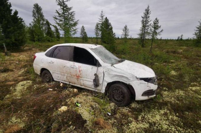На Ямале автомобиль LADA Granta улетел в кювет и перевернулся