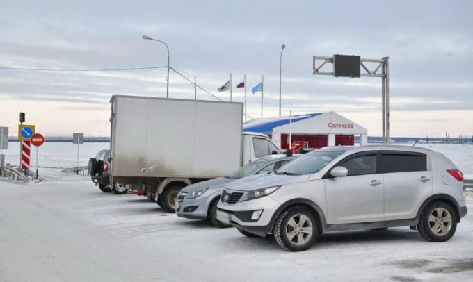 Ямальцев попросили убрать машины от переправы Салехард – Лабытнанги
