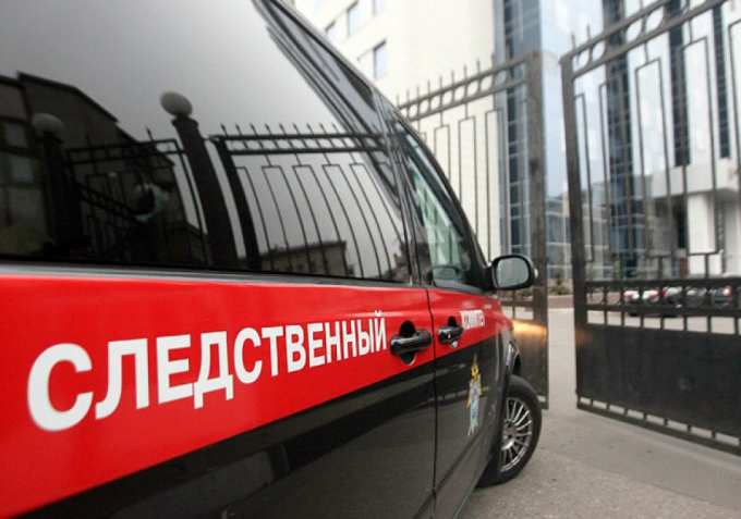 В Салехарде труп собаки выбросили прямо рядом со школой.