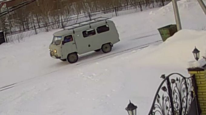 Бросил умирать в муках: в Лабытнанги водитель «Буханки» сбил собаку и уехал