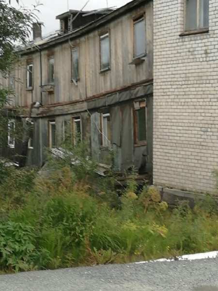На Ямале жилой многоквартирный дом ночью съехал со свай