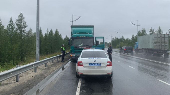 Новоуренгоец заперся в грузовике после неудачной попытки скрыться с места ДТП