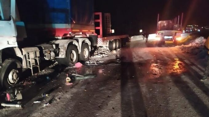 На Ямале произошло страшное столкновение двух большегрузов: погиб человек